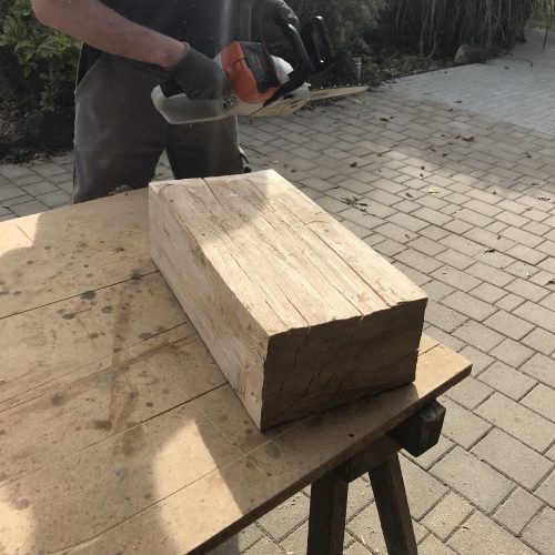 Rohmaterial Ulme zersägt