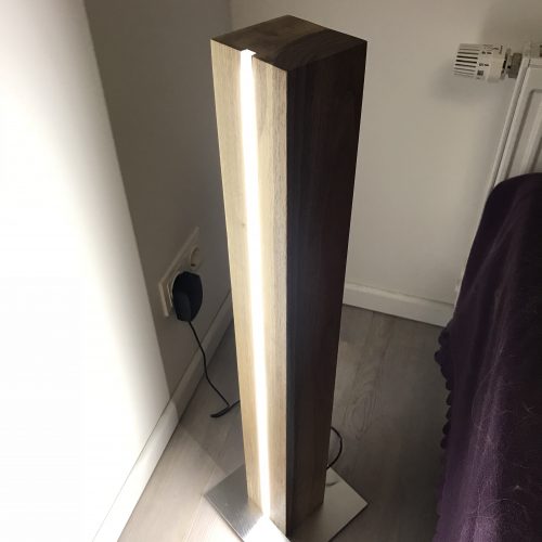Stehlampe_Walnuss_10x10x100 - fertig im Wohnzimmer, eingeschaltet
