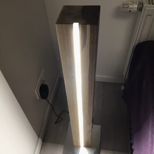 Stehlampe_Walnuss_10x10x100 - Fertig im Wohnzimmer mit Licht