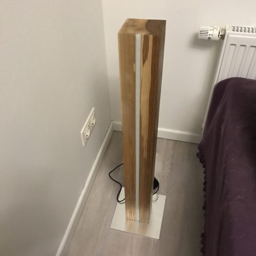 Stehlampe_Walnuss_10x10x100 - Fertig im Wohnzimmer